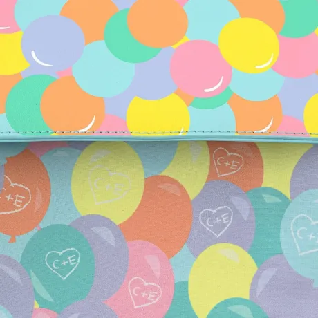 Mini sac à dos Maison de Carl tenue par des Ballons Loungefly