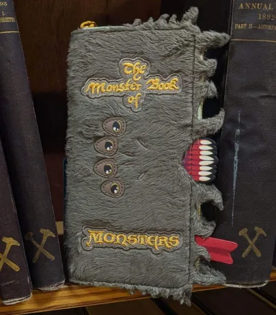Portefeuille zippé Le Monstrueux Livre des Monstres Cosplay Loungefly
