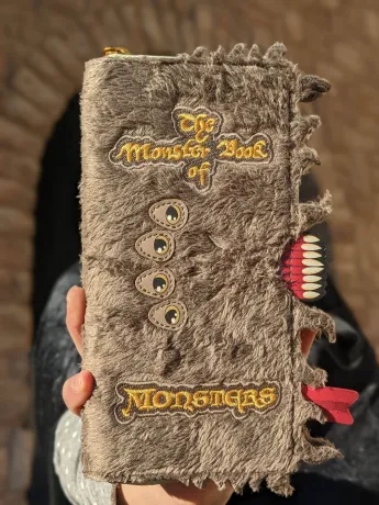 Portefeuille zippé Le Monstrueux Livre des Monstres Cosplay Loungefly