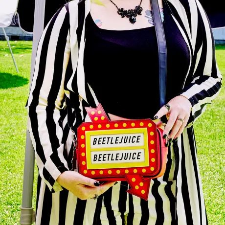 Sac à bandoulière Beetlejuice Graveyard Sign Glow Loungefly