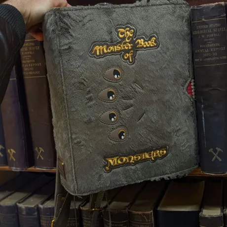 Sac à dos Le Monstrueux Livre des Monstres Cosplay Loungefly